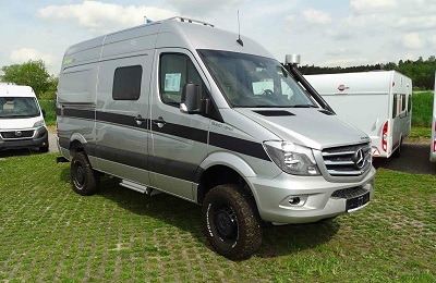 Hymercar Grand Canyon S IGLHAUT Полный привод 2017 год пробег ВСЕГО 1 375 км Mercedes Benz 316 CDI 163 лс АКПП дизель Максимальная разрешенная масса 3 500 кг Длина 593 см Ширина 206 см Высота 285 см Мест с ремнями 3 Спальных мест 2 ОБОРУДОВАНИЕ ABS Автокондиционер Солнечная панель 100 вт Тент Навигационная система Датчик света и дождя Подогрев передних сидений Передний и задний бампер в цвет кузова Хромированная решетка радиатора Тонировка Кожаный салон Кожаный руль Mercedes Audio 15 Передние сиденья регулируемые Камера заднего вида Второй бортовой аккумулятор 95 AH Highbeam Assistent Lane Keeping Assistent Blind Spot Assist Brake Аssist Блокировка задней оси Колеса BFGoodrich 265 75R16 внедорожные Защита передней оси IGLHAUT Защита коробки передач IGLHAUT Дополнительная пружина заднего моста Отопление Truma Combi 6 Бак сточных вод с изоляцией и подогревом зимняя опция Велодержатель Тент KW 355 см Противооткатная система Mercedes Benz Original Кухня Холодильник Туалет умывальник Душ