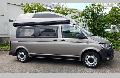 Фургон Fischer Volkswagen VW T6 Octobus Выставочная модель 2019 год Полный привод МКПП 110 кВт 150 лс Максимальная разрешенная масса 3200 кг Мест с ремнями 4 спальных мест 3 может использоваться как 6местный за доп Плату Длина 529 см Ширина 190 см Высота 270 см ОБОРУДОВАНИЕ Топливный бак 80л ABS ESP Кондиционер Климатик в кабине Многофункциональный руль с кожаной обивкой Датчик света и дождя Тент 3 м Камера заднего вида Подготовка к установке спутниковой антенны Система экстренного торможения Servotronic Система контроля давления в шинах Усилитель руля Круиз контроль Тюнер Радио CarNet App Conect с приложениями Рейлинги для дополнительных сидений Крышная кровать 135см шириной с роликовым реечным основанием и 3слойной матрас Регулируемые сиденья с подогревом и подлокотниками Обогрев сидений водителя и пассажира Газовое отопление Truma Е 2400 Зимняя изоляция Обогреваемый пол Бак чистой воды 20 л бак сточной воды 18 л Окна с затемняющими шторками 10A автоматического зарядное устройство Высокая крыша Polyroof со шкафами для хранения и кроватью с решетчатой рамой Заднее окно в высокой крыше Люк в крыше RemiTop 40x40 см с подсветкой 2конфорочная газовая плита мойка из нержавеющей стали Внешний душ Поворотный стол Ковровое покрытие в кабине Автоматический контроль дистанции до 160 км ч Многофункциональный дисплей с контролем усталости водителя Противотуманные фары Раздвижная дверь Ламинированное изолированное ветровое стекло с подогревом Дизайнерские чехлы на сиденья 17 дюймов подвеска и 17 дюймов передний тормоз 16 дюймов задние тормоза Обогрев форсунок омывателя ветрового стекла Индикатор уровня наполнения омывателя Батарея с реле Фаркоп съемный Центральный замок с 2 раскладными ключами 1 жесткий ключ Обогрев заднего стекла с помощью системы стеклоочистителей заднего стекла Запасное колесо в ведущих шинах 17 дюймов подвеска с 3200 кг с 17 дюймов колесами Центральный замок с внутренним управлением и радиоуправлением Акустический пакет дополнительные меры изоляции для моторного отсека Дополнительная защита от пыли для двери водителя пассажира Затемнение кабины Тонировка заднего стекла Дополнительные розетки 230V 12V USB
