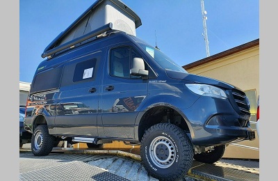 Фургон автодом Hymercar Grand Canyon S Iglhaut Полный привод 2019 год НОВЫЙ Mercedes Benz Sprinter 416 CDI 163 лс АКПП 7G TRONIC дизель Топливный бак 93 л Максимальная разрешенная масса 3880 кг Длина 593 см Ширина 206 см Высота 285 см Мест с ремнями 4 Спальных мест 4 2спальная кровать сзади и 2спальная кровать в подъемной крыше ОБОРУДОВАНИЕ ABS DISTRONIC Mercedes MBUX 10 25 Электрический стояночный тормоз Автокондиционер Рамное окно слева Жалюзи и противомоскитные сетки окон Тент 3 м Навигационная система Сенсорный экран и камера заднего вида 360 Подготовка к установке телевизора и антенны DVB T Передний и задний бампер в цвет кузова Хромированная решетка радиатора Тонировка стекол Передние сиденья регулируемые Многофункциональный руль с пультом Батарея автоматическая 95 AH с дополнительным 18A Дизельный нагреватель 6 кВт с бойлером Блокировка задней оси Колеса BFGoodrich 265 75R16 внедорожные Защита передней оси Защита коробки передач Дополнительная пружина заднего моста Электронная регулировка автоматической коробки передач включая блок управления Бак сточных вод с изоляцией и подогревом зимняя опция Кухня Туалет умывальник душ холодильник