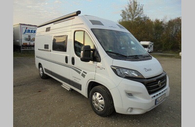Karmann Davis 590 Германия Шасси Fiat Ducato 23 л 130 лс МКПП год 2017 пробег 69 800 км Дизельный бак 120 л Категория В снаряженная масса 2940 кг Длина ширина высота 599 205 261 см Внутренняя высота 189 см Шины 225 75 R16C Мест с ремнями 4 спальных мест 4 Задние кровати 190x144 см 2 уровня Запас пресной воды 100 л бак серой воды 90 л Аккумулятор 80Ач Гелевый Багажная перегородка съемная Противотуманные фары Комфорт пакет система затемнения кабины Remis Велокрепление 2х москитная сетка для сдвижной двери Тент маркиза Камера заднего вида 2DINаудио Фаркоп на массу прицепа 3000 кг