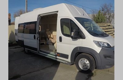 бизнес вэн для деловых поездок Lux van Сitroën 8 мест Год 2015 пробег 2050 км Максимальная разрешенная масса 4005 кг Официально зарегистрированное переоборудование 130 лс МКПП ОБОРУДОВАНИЕ Супервысокая крыша Кожаные кресла обивка Алькантара с электронной регулировкой Пневмоподвеска Парктроники Камера заднего вида Крышный кондиционер в дополнение к автокондиционеруТВ панель Мощная аудиосистема с распределенными по салону колонками сабвуфер 2 мини холодильника Микроволновая печь Инвертор Бар Ряд барных подстаканников Раскладные выдвижные столы Верхние шкафчики для хранения Ящики для хранения под сиденьями Шторы на окнах Потолочная LED подсветка подсветка салона управление с пульта ДУ яркостью и цветом Система хранения лыжного снаряжения в багажнике Напольный ковер