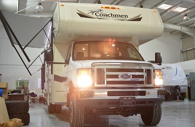 Forest River Ford E450 V10 7л 308 лс Привод задний 2H полный 4H полный пониженный 4L АКПП c функцией Hill Holder режимы PRND421 6 мест Колесная база 482 см Разрешенная максимальная масса 5670 кг Масса прицепа 2 700 кг Нагрузка на заднюю ось 3855 кг Нагрузка на переднюю ось 2268 кг Емкость топливного бака 208 л Внешняя длина 698 см Высота кузова 257 см Общая высота 343 см Внешняя ширина 254 см Пресная вода 189 л Серая вода 117 л Черная вода 117 л Длина тента 457 см Запасное колесо Режим буксировки прицепа розетка 7 пин Контроль слепых зон Камера заднего вида Камеры боковые Зеркала с обогревом 2зонные электропривод DVDрадио SONY вкл CarPlay Bluetooth Handsfree XMрадио Газовый баллон 47л заправляемый с дистанционным контролем уровня Бойлер 22 л газ электро Объем внешних багажных отсеков 170 см куб Холодильник 283 л электро и 12В и газ Микроволновая печь 28 л с конвекцией Плита 3 конфорки авторозжиг Вытяжка на кухне с подсветкой Духовка свет авторозжиг Телевизоры 40дюймов спереди и 22 дюйма в спальне Кондиционер 4 кВт холод распределение воздуха в двойной крыше Отопление 8 кВт с распределением тепла Вытяжной вентиляционный люк в гостиной 4 скорости Вытяжной вентиляционный люк в туалете Ночной автоматический свет при входе и в туалете Подсветка в гардеробе автоматическая Мощные светильники в гостиной и кухне в спальне и санузле Индивидуальные светильники в алькове 2 шт в кухне 1 шт в гостиной 2 шт в спальне 2 шт багажник 1 шт Аудио система жилой зоны с DVD трехзонная Солнечная панель крышная 100 Вт Батареи жилой зоны 2 шт AGM х100 Ач Генератор встроенный с автозапуском и кортролем моточасов Onan 4 кВт USB розетки 6 шт Антенна ТВ цифровая крышная Люки и окна со встроенными москитными сетками Окон 6 шт Спальных мест 6 Мест с ремнями безопасности 6 Шторы затемнения на окнах Штора перегородка для спальни Штора и лестница для алькова Затемнение кабины Внешняя газовая розетка внешние розетки электр 12В антенные Внешний душ Опции арктический пакет кондиционер тепло холод гидравлические опоры автоматического выравнивания