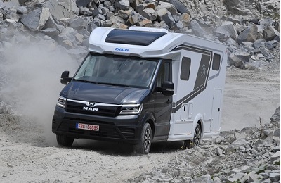 MAN TGE 3500 кг 2л 140лс AdBlue 18 л МКПП полный привод Мест с ремнями 4 спальных мест 2 кровати 201x80 и 201x80 см Длина 699 см Ширина 220 см Высота 290 см<br /></noscript>
Стандартное оборудование Раздвижные окна со встроенным двойным жалюзи Крышные люки Бак чистой воды 100 л Бак сточной воды 73 Газовое отопление TRUMA Combi 6 Plus Бойлер 10 л Газовая плита на 2 горелки электророзжиг Мойка из нержавеющей стали встроенная Холодильник 142 л с автоматическим переключением питания Комфортная ванная комната с душем унитазом и складной раковиной Аккумулятор для гостиной AGM 80 Ач Дневные ходовые огни 4 стальных серебристых диска с крышками Стекла кабины с подогревом 2 розетки 12 В на приборной панели Крыша GRP Сервисная дверца отсека для газовых баллонов 2х11 кг Сэндвич пол с наружным покрытием GRP Утепленный пол в багажнике с покрытием GRP Электроступенька входной двери Задний светодиодный фонарь Третий встроенный стоп сигнал Светодиодная подсветка входа с датчиком движения Единый замок Мебельный декор Egmond Elm COOL GREY ENERGY Система циркуляции воздуха Водоснабжение с погружным насосом Доступ к сервисному ящику снаружи включая кран для слива чистой и сточной воды клапан защиты от замерзания Электропитание внутреннее освещение на 230 В и 12 В розетки Сетевая электрическая система включая центральную панель управления с индикацией состояния батарей и резервуаров для чистой и сточной воды подключения к электросети Светодиодное освещение салона Зарядное устройство 216 ВА Подготовка к установке мультимедиа включая 2 динамика в кабине USB разъем с 2А в зоне отдыха
