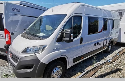 НОВЫЙ 2020 год FIAT Ducato Multijet 140 Euro 6Dtemp 120 лс МКПП Разрешенная максимальная масса 3500 кг Мест с ремнями 4 спальных мест 2 Длина ширина высота 636 205 265 см ОСОБЕННОСТИ ПРЕДЛОЖЕНИЯ пакет шасси Fiat пакет Campeo пакет light грузовой Mülheim А также Кровать двуспальная сзади 195x194 см Отопление Truma Combi 6 Объем холодильника 90 л Бак чистой воды 100 л Бак для сточных вод 90 л Аккумулятор 95 Ач Дизельный бак 75 л ESP включая ASR и Hill Holder Дневные ходовые огни Комплект Fix and Go Открывающееся окно с двойным остеклением и тонировкой Вытяжка 40х40 см в спальной зоне Туалетная комната с вытяжкой Вытяжка 40х40 см в гостиной Окно в туалетной комнате Мебельный декор Brava Система Isofix для детского кресла Перегородка со шторой Многозонный вспененный матрас Аккумулятор жилой зоны Зарядные устройства 400 ВА Бустер зарядки Светодиодное освещение 3 розетки 230 В USB разъемы для зарядки ОТОПЛЕНИЕ КОНДИЦИОНИРОВАНИЕ ГАЗОВАЯ СИСТЕМА Газовое отопление TRUMA COMBI 4 Цифровая панель управления комбинированным отоплением Газовый шкафчик на 2 баллона по 11 кг КАБИНА Затемнение окон кабины Подушки безопасности Поворотные регулируемые сиденья кабины Подстаканник для водителя и переднего пассажира Центральный замок и электрические окна ВОДОСНАБЖЕНИЕ САНУЗЕЛ Душевое устройство Кассетный туалет Бак для воды 20 л 100 л Бак для сточной воды 90 л ПАКЕТ Пакет шасси кондиционер с ручным управлением Световой пакет Пакет Campeo КУХНЯ Две конфорки газовая плита 90 литров компрессорный холодильник