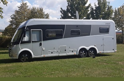 Интегрированный автодом Dethleffs Globetrotter 7850 XLI EB 3 оси 2018 год пробег 24000 км Fiat Ducato MultiJet 180 Maxi 3 л 177 лс МКПП Разрешенная максимальная масса 5400 кг Длина ширина высота 871 235 300 см Мест с ремнями спальных мест 4 и 4 СПЕЦИАЛЬНОЕ ОБОРУДОВАНИЕ Премиум версия Легкосплавные диски 16 полированный антрацит Увеличение веса 5400кг Альтернативные фары светодиодный ближний свет Сиденье с пневмоподвеской СКА Панорамное крышное окно в гостиной и спальной зоне Центральный замок оригинальный ключ Fiat двери кабины Боковые солнцезащитные козырьки Панель приборов с алюминиевым дизайном Задние опоры 2 шт Дверь кабины слева Электрическая затемняющая шторка ветрового стекла Коврик в кабине Ковровое покрытие жилой зоны съёмное Подсветка в кухне Ночное освещение Duocontrol CS Кондиционер Truma Aventa Comfort Радиоподготовка со звуковым пакетом DVD радиомонисивер Камера заднего вида Кассетный тент Omnistore 6 м электрический 200 Вт солнечная панель ЭЛЕКТРОПАКЕТ 2 батареи по 150 Ач Комбинация зарядного устройства инвертора Victron Energy MultiPlus 3000 80 Victron PowerAssist и PowerControl Панель управления Victron над дверью кузова Модуль высокого тока EBL А также большой холодильник Tec Tower с отдельной морозильной камерой и встроенной духовкой с грилем 2xTV 22 дюйма