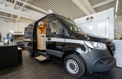 2018 год пробег ВСЕГО 1250 км Mercedes Benz Sprinter 416 CDI 163 лс АКПП Разрешенная максимальная масса 3500 кг Длина ширина высота 593 243 285 см Мест с ремнями 4 спальных мест 2 ОБОРУДОВАНИЕ Мультимедийная система Mercedes MBUX включая навигацию с многофункциональными кнопками на руле DAB сенсорный экран и камеру заднего вида дополнительное отопление полностью автоматический кондиционерTHERMOTRONIC дополнение к полуавтомату кондиционер электрический стояночный тормоз Active Distance Assist DISTRONIC многофункциональные кнопки на руле дополнение к круизконтролю Totwinkel Assistant Nebelscheinwerfer с поворотной решеткой радиатора приборная панель хром кожа электрические зеркала заднего вида складные электропривод закрывания сдвижной двери топливный бак 93 л система контроля шума Mercedes изоляция моторного отсека датчик света изоляция лобового стекла распознавание дорожных знаков активная система удержания полосы движения контроль внимания водителя крышный вентилятор над кроватью 700x500 мм дизайнерские наклейки на кузове полочка в душе 2 подушки и плед подготовка к установке ТВ с антенной DVB T активная откидная крышка багажника Пакет подзарядки дополнительный отопитель усиленная теплоизоляция кабины