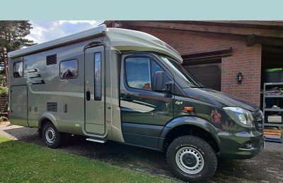 Полуинтегрированный Hymer ML 580 2016 год пробег 18280 км<br /></noscript>
Двигатель MB Sprinter 319 CDI 190 лс 3л АКПП полный привод 4х4 Топливный бак 100 л Разрешенная максимальная масса 4050 кг Длина ширина высота 697 222 294 см Мест с ремнями 4 спальных мест 2 СПЕЦИАЛЬНОЕ ОБОРУДОВАНИЕ Tempmatic кондиционер Mercedes Benz круиз контроль Камера заднего вида Москитная сетка двери многофункциональный руль Панорамный люк ручная регулировка Батарея жилой площади 95 Ач AGM включая дополнительное зарядное устройство 18А<br />
Третья батарея жилой площади 95 Ач AGM Инверторы от 12 В до 230 В 1800 Вт с приоритетным переключением Дополнительные розетки 5 x 230 В 2 x 12 В 2 x USB Нагрев горячей воды ALDE с теплообменником Подготовка к установке теплообменника Mercedes Теплый пол в с подогревом резервуаров теплый пол в багажнике Изолирующая шторка для кабины водителя Изолирующий коврик для ног водителя Дизельный обогреватель Webasto для кабины водителя Вариант двигателя 319 CDI 190 лс Переключаемый полный привод Автоматическая трансмиссия Противотуманные фары Фаркоп нагрузка прицепа 1450 кг Шина BF Goodrich All Terrain на стальном ободе 245 75 R 16 Датчики давления в шинах Решетка радиатора хромированная Обогрев сидений водителя и переднего пассажира Окрашенный спойлер Вентиляция на кухне Вентиляционный крышный люк Тент Omnistor 4 м серебристый Защитный замок двери гостиной Задние опоры Покрытие крыши GRP Комфортная входная дверь с окном Откидное окно сзади включая затемняющие шторки и москитную сетку Панорамное вентиляционное окно над задней кроватью Пилотные сиденья регулируемые по высоте высоте и углу наклона с 2 подлокотниками Деревянная решетка душа Комбинированная обивка кожа текстиль Пружинные решетки на кроватях Внешний душ в багажнике Сигнализация Thitronik двери водителя двери гостиной 2 кладовки дверцы багажника Внешнее освещение внешняя газовая розетка с запорным клапаном Вентиляция в туалете SOG Truma Duo Controll CS с автоматическим переключением и EisEx<br />
LED экран 19 дюймов HYMER Интеллектуальная мультимедийная система Реверсивная видеосистема Комбинация Плита Thetford Aspire Держатель запасного колеса сзади с колесом Встроенные плиссированные затемняющие шторки в кабине<br />
Подсветка входа Удлинитель рамы AL KO