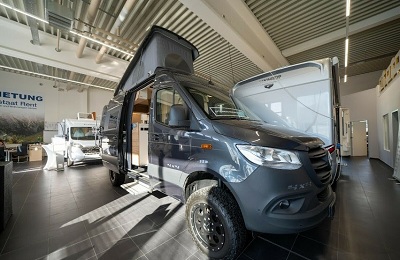 Mercedes Benz Sprinter 416 CDI Полный привод 4motion163 лс Разрешенная максимальная масса 3500 кг АКПП 7GTRONIC Полный привод можно активировать с помощью понижающей передачи Цвет кузова металлик серый тенорит металлик Электрический стояночный тормоз Активный ассистент дистанции DISTRONIC плюс с многофункциональными кнопками на рулевом колесе Кожаный руль с АКПП Топливный бак 93 л Откидная крыша в цвет кузова Двуспальная кровать макси с системой комфорта для сна Рамные окна по ходу движения сзади слева Затемнение и сетки в спальной зоне Тент антрацитовый 3 м со специальным переходником на спальную крышу Комбинация тканей Денвер Мультимедийная система Mercedes MBUX 10 25 дюйма включая навигацию DAB тачскрин и камера заднего вида для Mercedes MBUX ТВ подготовка с антенной DVBT Емкость для сточных вод изолирована и обогревается - задняя кровать с простыней Деревянная решетка в душе Второй бортовой аккумулятор 95 Ач с дополнительным зарядным устройством 18 А Дизельное воздушное отопление 6 кВт с водогрейным котлом и электронагревателем Решетка радиатора в цвет кузова Кабельная подготовка для установки фаркопа