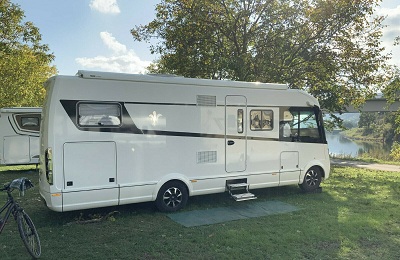 2017 год пробег ВСЕГО 13500 км Fiat Ducato 54H 177 лс АКПП Разрешенная максимальная масса 4800 кг Мест с ремнями 4 спальных мест 4 Длина ширина высота 768 234 310 м ОСОБЕННОСТИ ПРЕДЛОЖЕНИЯ Шасси Декор приборной панели с хромированием Коробка передач Comfort Matic легкосплавные диски 16 дюймов шины с повышенной грузоподъемностью расширение колеи на передней оси Рулевое колесо и ручка переключения передач в коже Светодиодный дальний и ближний свет Запасное колесо в заднем гараже Жилая зона Дизайн Clou Line Дополнительное окно в задней части у кровати Вентилятор над кухней Тент 5 м включая регулируемую светодиодную подсветку боковая дверь в гараже со стороны водителя Плиссированные шторы окон кабины для затемнения Деревянная решетка в душе 2я батарея для жилой зоны раздвижной стол в гостиной Коммуникации душ на открытом воздухе Отопление и горячая вода с терморегулированием теплообменник двигателя вентиляция туалета SOG Датчик расхода газа Truma DuoControl CS Керамическая чаша для кассетного унитаза Электрика Точечный светильник для задней кровати Солнечные панели 2 х 100 Вт Центральный замок для кузова и гаражных ворот Дизайн интерьера Обивка сидений Shadow ткань антрацит Обивка спинки Kiss Grand Cru Чехол на подголовник сиденья водителя и переднего пассажира Пакеты оборудования CP 1 Пакет комфорта 1 панорамный световой люк над жилой зоной плиссированная затемняющая штора в кабине холодильник Froli Tec Tower 190 л и морозильная камера 35 л CHP Пакет шасси Кабина с кондиционером Комфортная подвеска на передней оси Tempomat LP Пакет Liner Наружные зеркала заднего вида электрорегулируемые и обогреваемые Передние рольставни электрические стеклоподъемники двойные стеклопакеты комфортные регулируемые сиденья водителя и переднего пассажира обивка потолка из микрофибры Мультимедийный пакет MM аудиосистема Z Навигационное устройство E3756 включая радио с DAB слот для DVD сзади Bluetooth и камера заднего вида. LED телевизор 22 дюйма включая встроенный DVB S2 DVB T ресивер слот для DVD и центральный динамик в системе Mediatower SAT Oyster Digital 85 Vision3