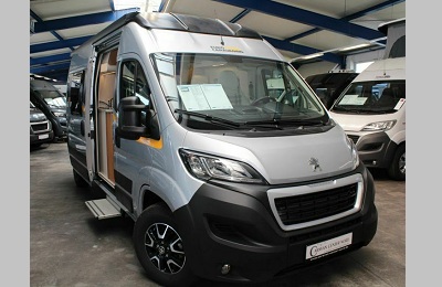 2018 год пробег ВСЕГО 10668 км Peugeot HDi 131 лс МКПП Разрешенная максимальная масса 3500 кг Мест с ремнями 4 спальных мест 2 Длина ширина высота 599 205 258 см Оборудование Шины M S Датчики давления в шинах Пилотное сиденье Кондиционер кабины Наружные зеркала электрорегулируемые с подгревом Круиз-контроль Кожаные руль и ручка переключения передач Противотуманные огни Спецтехника Cargo Line Специальный дизайн 3 дополнительных кармана для хранения вещей Спойлер на крышу 16 дюймовые легкосплавные диски Электрический пакет Дверь с москитной сеткой Затемнение кабины Расширение скамейки Расширение стола Предварительная прокладка кабеля SAT Solar Дополнительные динамики в гостиной Кронштейн для лестницы Телескопическая лестница Тент THULE Omnistor 6200 375 см Крепление для велосипеда Рейлинги на крыше Обивка в клетчатом дизайне Наружное освещение 2 DIN радио с сенсорным экраном и навигацией Резервная камера Тент Радио с bluetooth