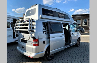 2014 год пробег 43600 км VW T 5 2л TDI 181 лс АКПП Разрешенная максимальная масса 3200 кг Спальных мест 3 Длина ширина высота 530 191 280 см КОМПЛЕКТАЦИЯ Кондиционер Фаркоп Тент Многофункциональный кожаный руль Навигационная система Усилитель руля Подогрев сиденья Круиз контроль Тюнер радио Туалет Центральный замок СПЕЦИАЛЬНОЕ ОБОРУДОВАНИЕ Пакет кабины Plus Комфортная передняя панель поручни на передней стойке откидные лампы для чтения отделения для очков солнцезащитные козырьки с зеркалом коврик в кабине Комфортный пакет II Навигация RNS510 водительское сиденье вращающееся Электропакет III Электрические стеклоподъемники наружные зеркала заднего вида электрорегулируемые с подогревом в цвет кузова подогрев передних сидений круиз-контроль подогрев форсунок омывателя индикатор уровня бака чистой воды кондиционер Climatic полуавтоматический дисплей MF plus кожаное рулевое колесо MF светодиодный пакет большой крышный люк Heki над кроватью Противотуманные фары с подсветкой поворотов Сервотроник Усилитель рулевого управления с регулируемой рулевой колонкой Система охранной сигнализации с резервным звуковым сигналом Биксеноновые фары со светодиодными дневными ходовыми огнями и Очистка фар Парковочный пилот передние звуковые сигналы предупреждения Кормовая зона Съемный фаркоп Диски LM Дакар черные полированные 18 дюймов Запасное колесо Мансардный люк над кухней Электропривод сдвижной двери справа Бамперы покрашены в цвет кузова Кровать в передней части 110 x 180 Тент 3 м 2я дополнительная батарея 80 Ач Подготовка для зарядки мобильного телефона